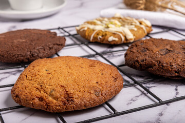 Galletas caseras artesanales sobre una mesada, con chocolate, jengibre, chips y vainilla.