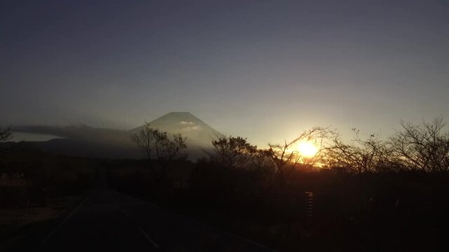 富士山ドライブ車窓　朝霧高原　山の端からの日の出　光