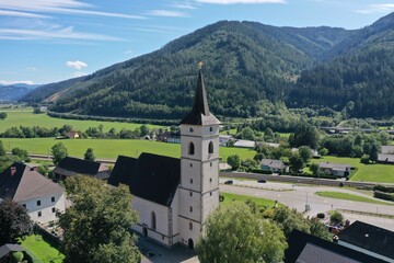 Fototapeta na wymiar Kirche in einem kleinen österreichischem Ort