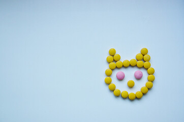 pill, medicine, arrow, 3d, tablet, health, molecule, sign, vitamin, antibiotic, food, symbol, candy, concept, business, yellow, group, drug, illustration, reflection, diet, sphere, gold, ball, design,