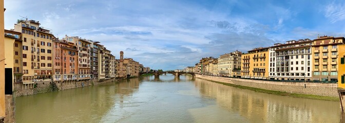 Obraz premium Italy, Arno river in Florence, view from gold bridge