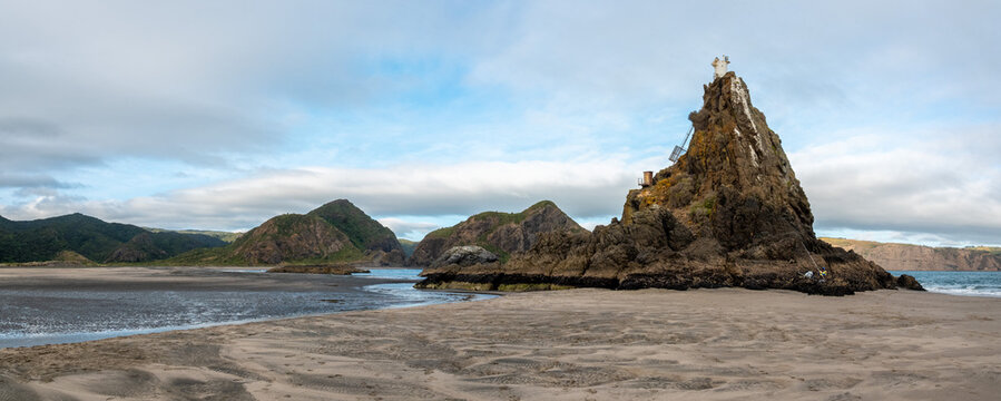Tranquil bay of Whatipu beach near Auckland