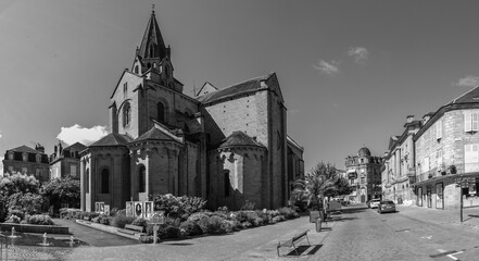 Brive la Gaillarde (Corrèze, France) - Vue panoramique de la collégiale Saint Martin et de la place Charles de Gaulle