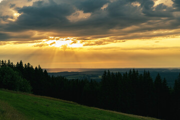 Sonnenstrahlen hinter Wolken, Wald, Landschaft, Bayern, Oberbayern