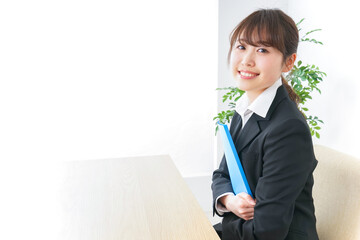 オフィスで働く女性・派遣社員イメージ