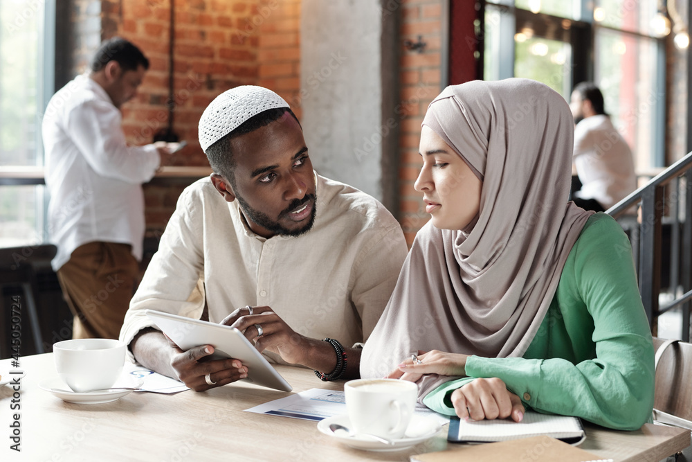 Poster black man explaining data to colleague