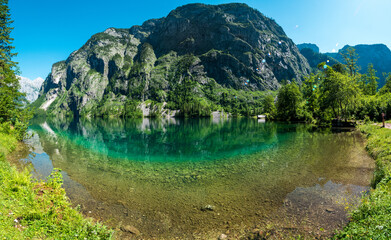 Fototapeta na wymiar Der Obersee, Berchtesgaden, Bayern, an einem sonnigen Sommertag