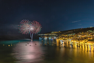 Feu d'artifice dans la baie de Villefranche sur Mer sur la Côte d'Azur