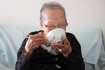 食事する高齢者、おばあちゃん