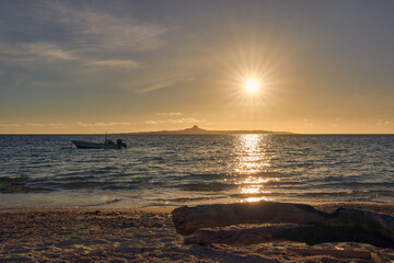備瀬ビーチから撮影した伊江島に沈む夕日 沖縄県本部町備瀬ビーチと伊江島