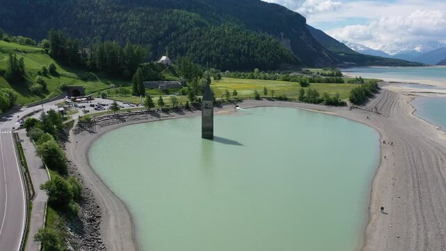 Kirchturm von Altgraun am Reschen Pass aus der Luft