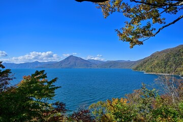展望台から見おろす晩秋の支笏湖の情景＠北海道