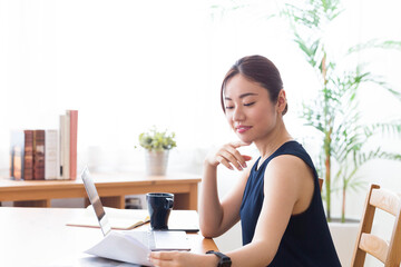 在宅ワークする女性