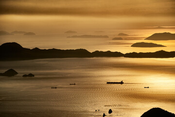 瀬戸内海の美しい夕日と島々 - obrazy, fototapety, plakaty