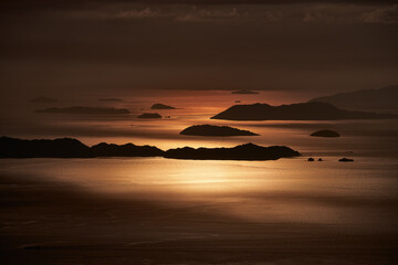 瀬戸内海の美しい夕日と島々 - obrazy, fototapety, plakaty