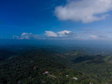 zona costera y monta&ntilde;a en las alturas, Barra de Santiago,  puerto de acajutla, nubes, cielos azules, verano, sol