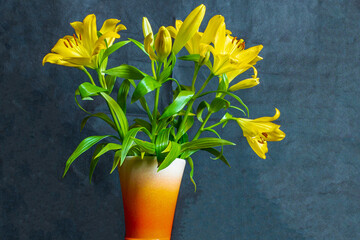 Ein gelber Lilienstrauß in einer Vase