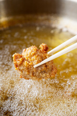 鶏の唐揚げ　唐揚げ　からあげ　箸上げ　箸
