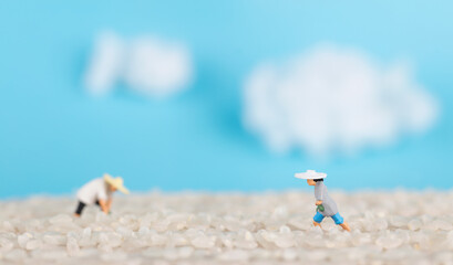 Fototapeta na wymiar Farmers working on rice in a miniature world