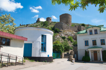 Fototapeta na wymiar Old town street of Balaclava with Chembalo fortress