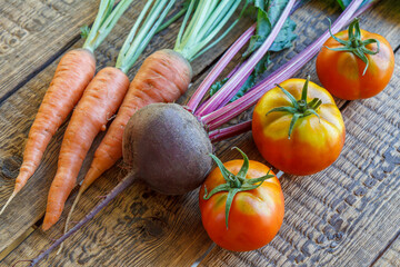 Carrots, beetroot and tomatoes just picked in the gard.
