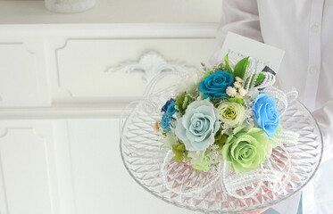 ガラスの器の花。スカイブルーとグリーンのバラ。