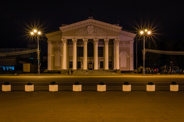 Fototapeta na wymiar theater building on the night square