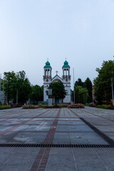 Kościół św. Melchiora przy fontannie na ulicy Orląt lwowskich w Częstochowie  © artur