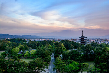 奈良県庁屋上広場・展望室から夕暮れの興福寺五重塔