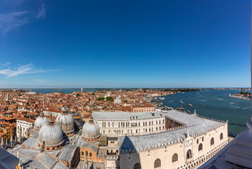 Obraz premium scenic view to roof of san marco cathedral and skyline of Venice