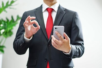 スマホを操作するビジネスマン