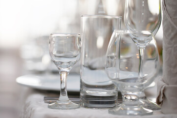 Various glass glasses on the restaurant table.