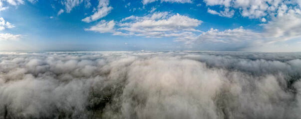 Nad i pod chmurami, mgła z lotu ptaka