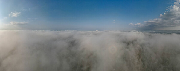 Nad i pod chmurami, mgła z lotu ptaka - obrazy, fototapety, plakaty