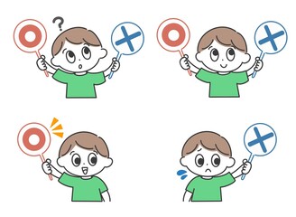 マルバツの札をあげる男の子