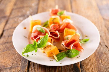 melon salad with mozzarella and prosciutto ham