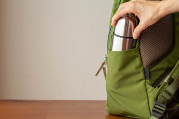 飲み物の入った水筒とリュック