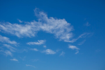 Naklejka na ściany i meble 澄んだ青い空に浮かぶ薄く白い雲