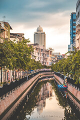 Obraz premium Khlong Ong Ang Canal, in Chinatown during covid lockdown, Bangkok, Thailand