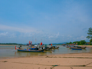 Fototapeta premium Longtail boats moored on a sandy beach (Nam Khem, Phang Nga, Thailand)