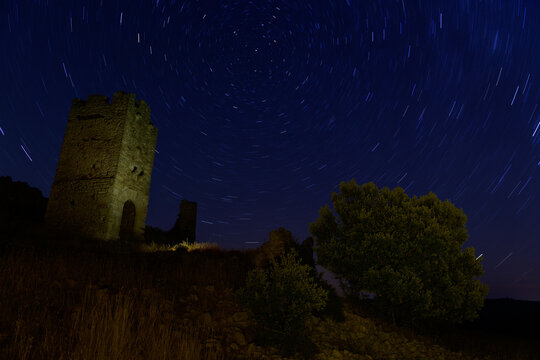 Paisaje nocturno con circumpolar en el castillo de Pradas, cerca de la poblaci&oacute;n de San Agust&iacute;n, en la provincia de Teruel. Arag&oacute;n. Espa&ntilde;a