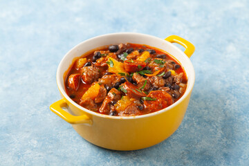 Pork stew with chorizo and black beans. Served with orange and seasoned with hot chili peppers. Perfect with tortillas.