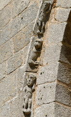 Décoration médiévale sur la façade de l'église de Sérandon, Corrèze, France