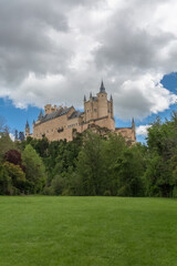 Fototapeta na wymiar Amazing front view at the iconic spanish medieval castle palace Alcázar of Segovia