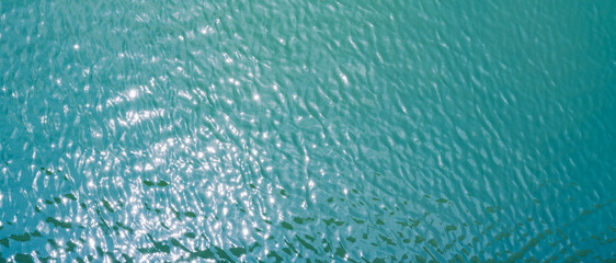 Fototapeta na wymiar 【夏】太陽光を反射した波が立つ青い海 