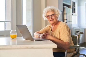 Fototapeta na wymiar Seniorin am Laptop Computer freut sich auf einen Videoanruf