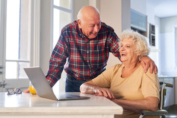 Lachendes Paar Senioren im Ruhestand vor dem Laptop