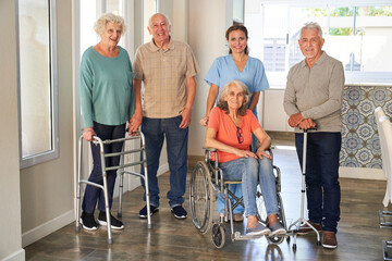 Gruppe Senioren und Krankenschwester im Seniorenheim