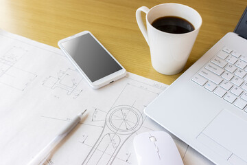 メカ図面とノートパソコン。在宅勤務での設計開発業務イメージ