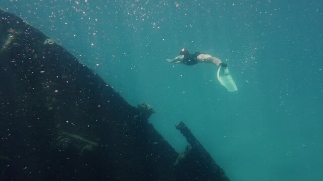 Immersione in apnea in un relitto mercantile nel mare